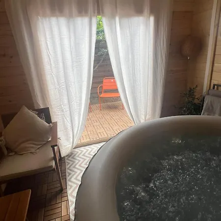 Escale Cosy A Pontoise Jacuzzi Et Terrasse Apartment Exterior photo